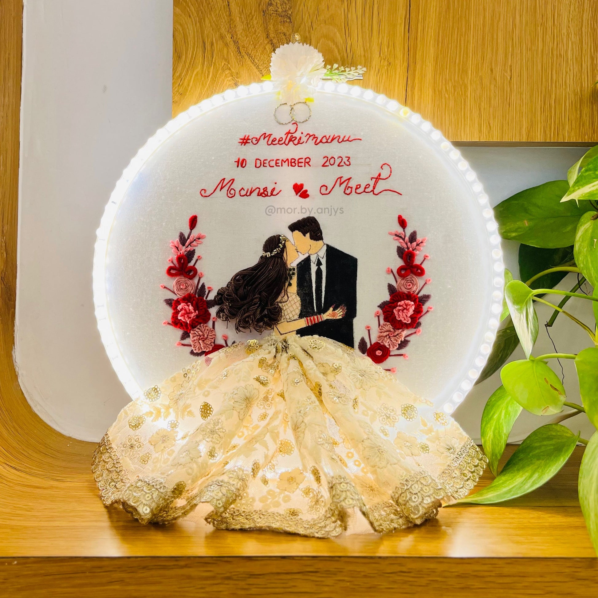 Decorative item with a couple illustration and text on a wooden surface