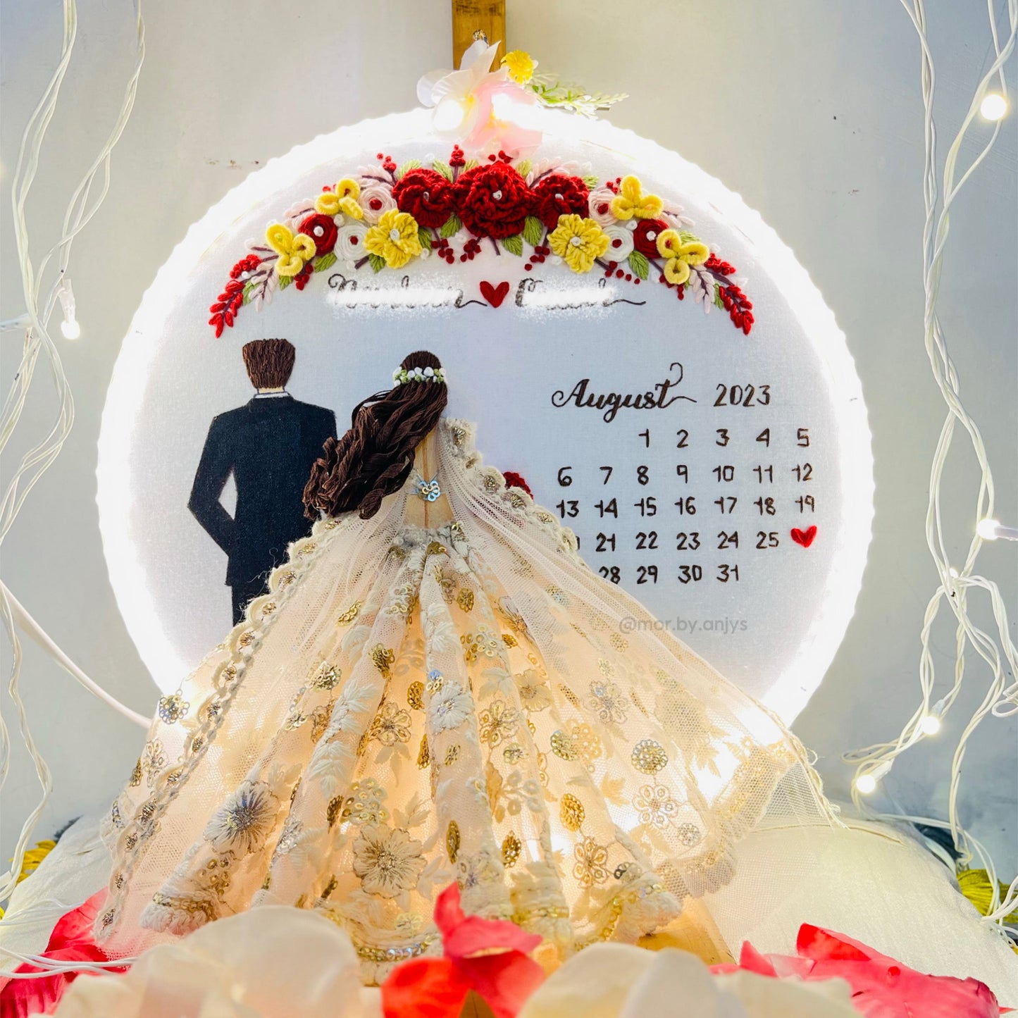 Decorative calendar with a couple illustration and floral elements, featuring the month of August 2023.